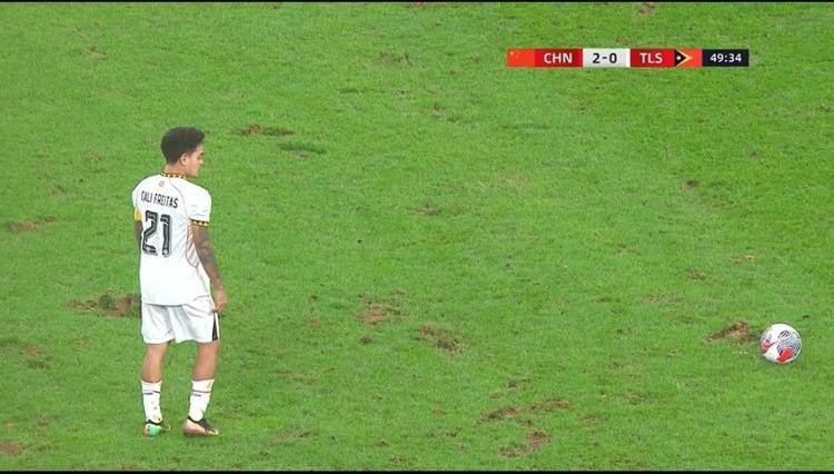 高纳vs泽德_马德兴评U22国足比赛场地：能用吗高纳vs泽德？这种场地联赛都没考验过