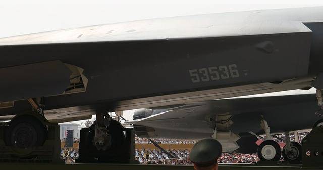 世界杯2026欧洲外围赛_一个座舱的差距：中国无人机已可独立空战世界杯2026欧洲外围赛，美国把无人机改战斗机