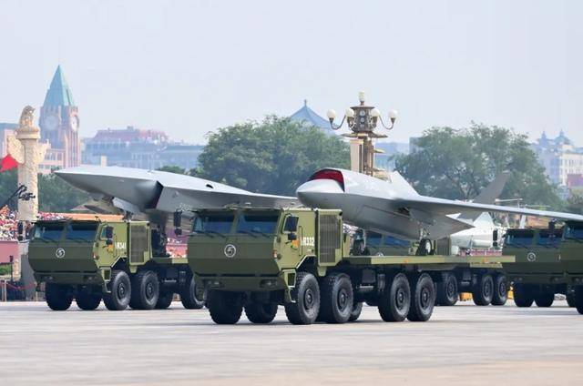 世界杯2026欧洲外围赛_一个座舱的差距：中国无人机已可独立空战世界杯2026欧洲外围赛，美国把无人机改战斗机