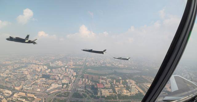 ﻿﻿木浦vs杨平_中国军队五型隐身战机首次天安门“同框”