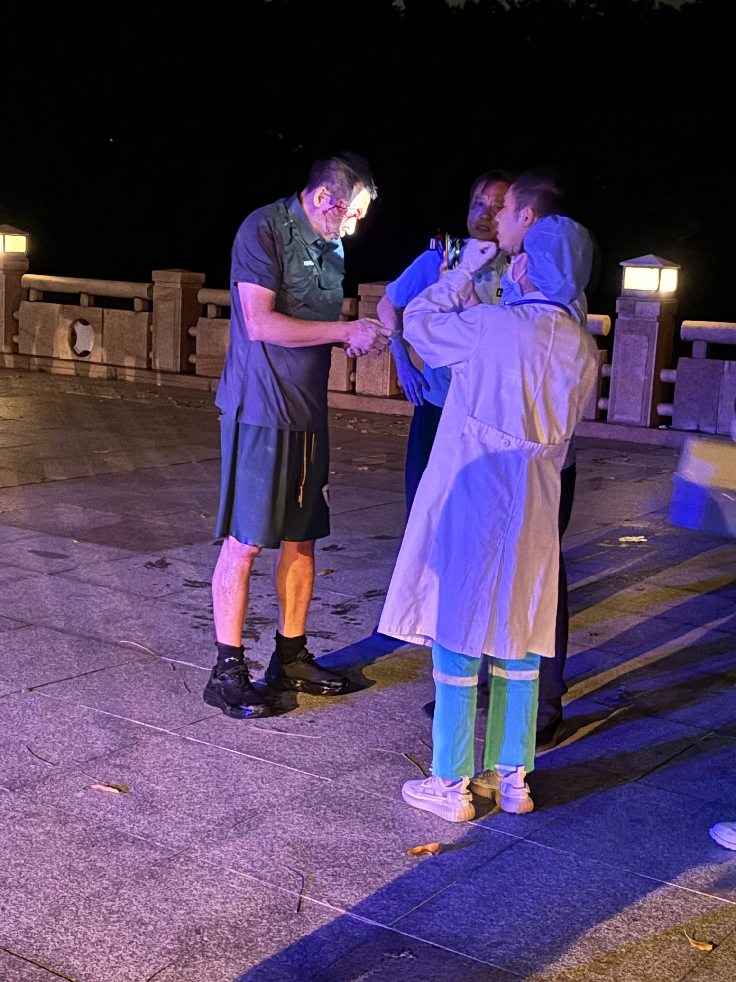 皇冠代理登录地址_“有人吗？”东莞女子中元节深夜遛狗突传呼唤声皇冠代理登录地址，“全程令人不安”，原是夜跑者求救