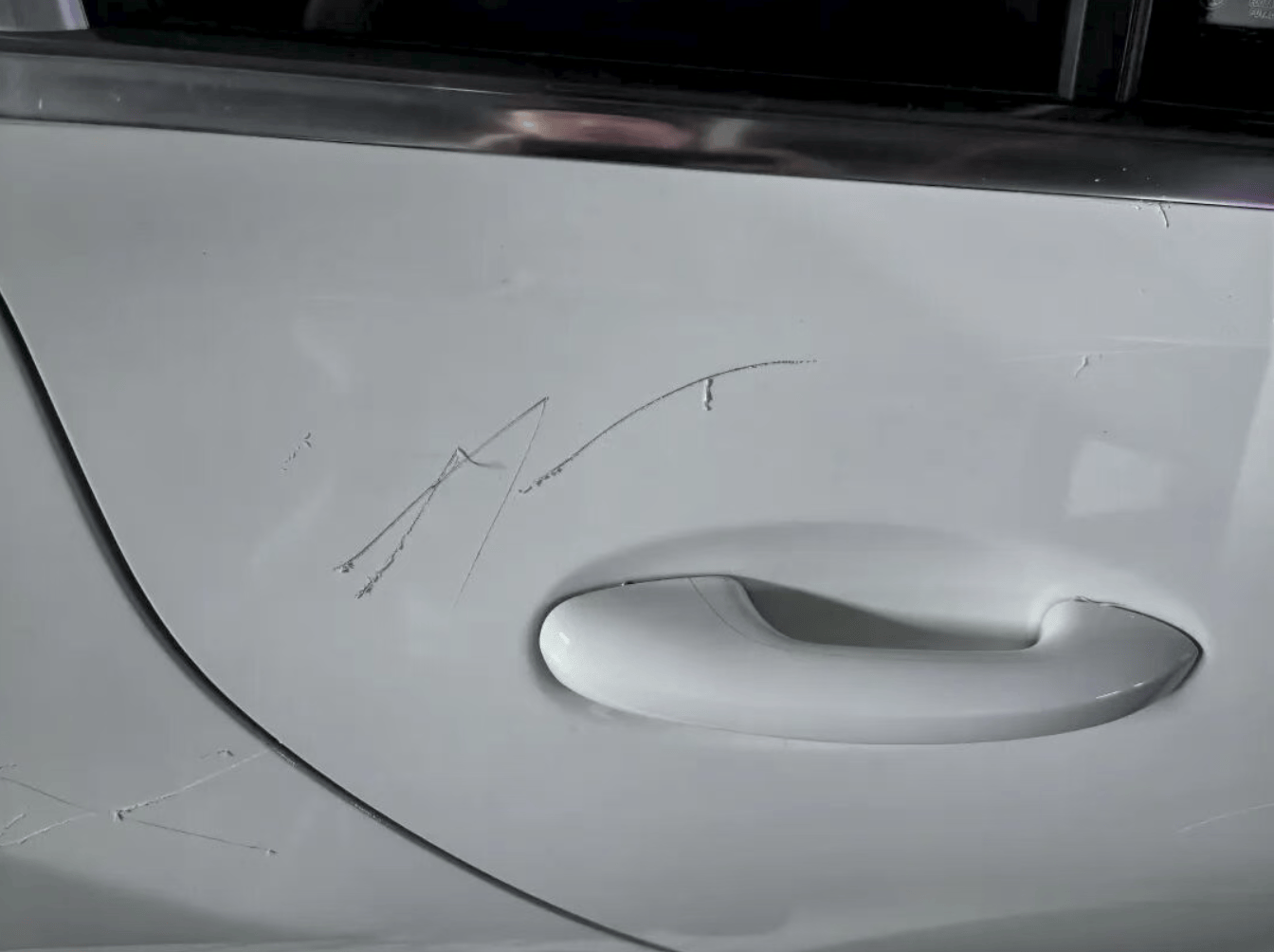 波兰vs芬兰_女子用铁片将邻居奔驰车划开数个口子波兰vs芬兰，被采取刑事强制措施 双方曾因车门磕碰发生口角