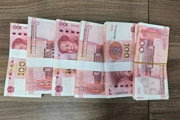 皇冠信用网怎么注册_路边发现可疑包裹皇冠信用网怎么注册，一男子鬼鬼祟祟……民警打开后惊呆了