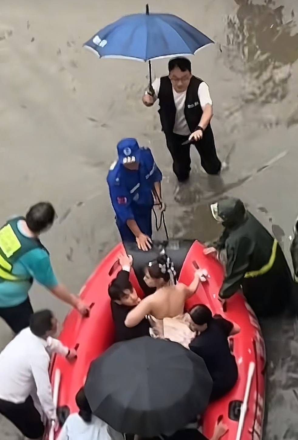 皇冠信用网注册账号_许昌新人结婚遇暴雨皇冠信用网注册账号，乘橡皮艇去酒店，酒店：现场放礼花高呼“百年修得同船渡”