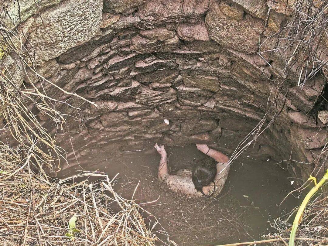 英格兰足球协会联赛_泉州坠井女子“54小时噩梦”：几条蛇爬身上英格兰足球协会联赛，双侧肋骨骨折！绝望时靠一个信念坚持活下来……