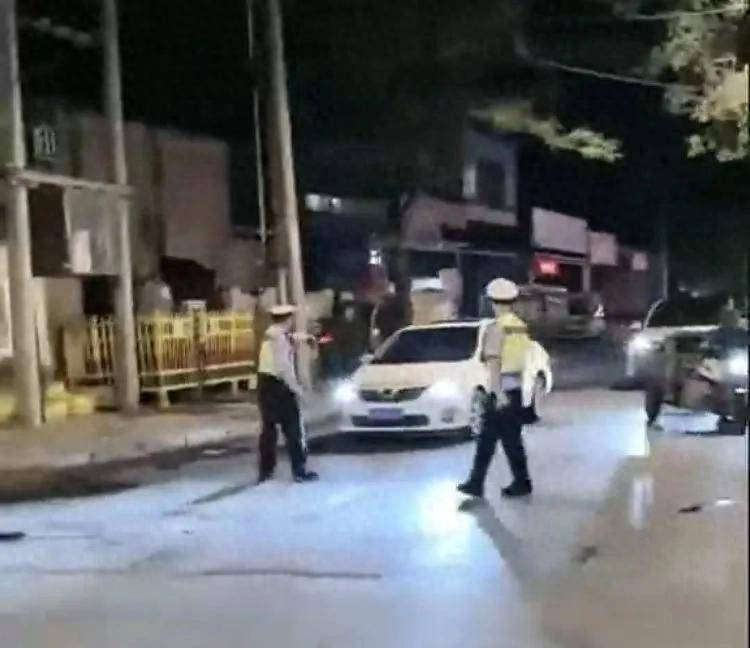 皇冠信用盘怎么申请_河北一汽车在查酒驾时强行倒车逃离皇冠信用盘怎么申请，撞上三轮和特斯拉，当地警方：正在追查