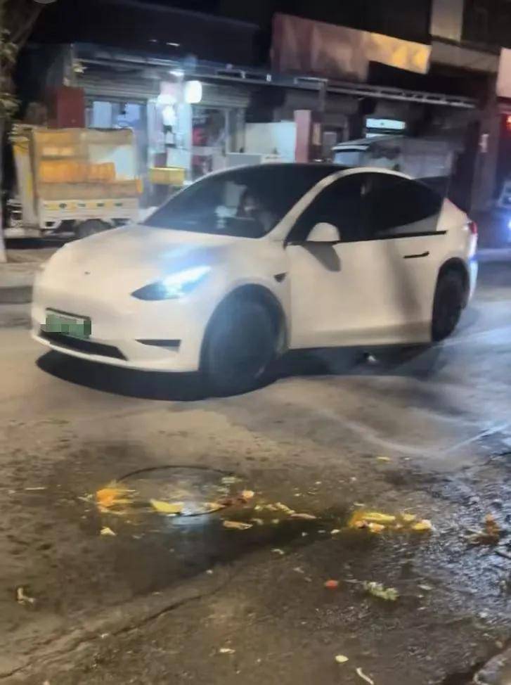 皇冠信用盘怎么申请_河北一汽车在查酒驾时强行倒车逃离皇冠信用盘怎么申请，撞上三轮和特斯拉，当地警方：正在追查