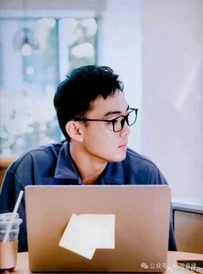 皇冠信用網APP下载_00后男演员在横店送外卖皇冠信用網APP下载，每天跑4、5个小时！曾出演《小巷人家》