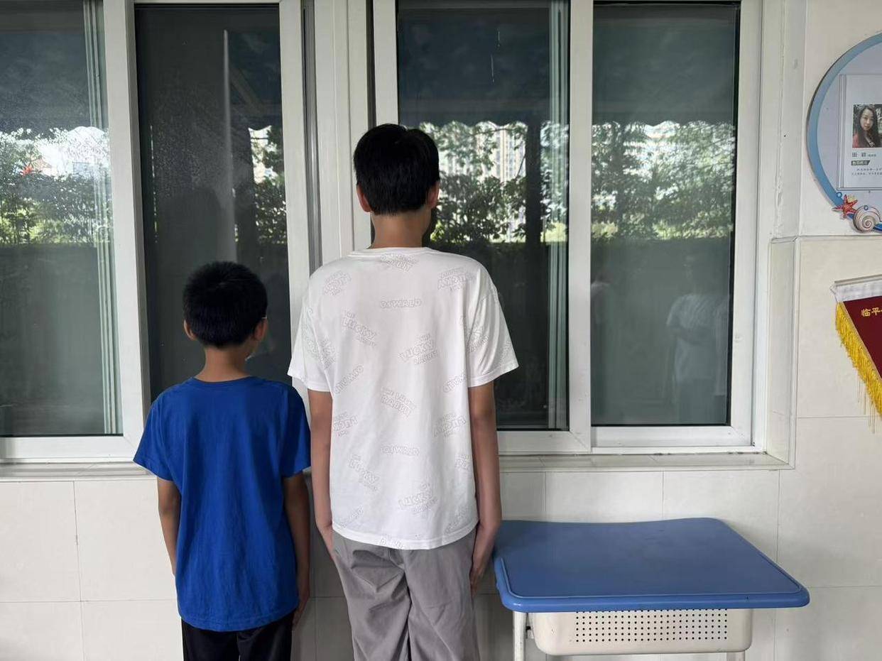 皇冠信用网会员开户_一下蹿高5厘米皇冠信用网会员开户，杭州初二男生开学喊背疼！妈妈意外发现：竟和课桌椅有关