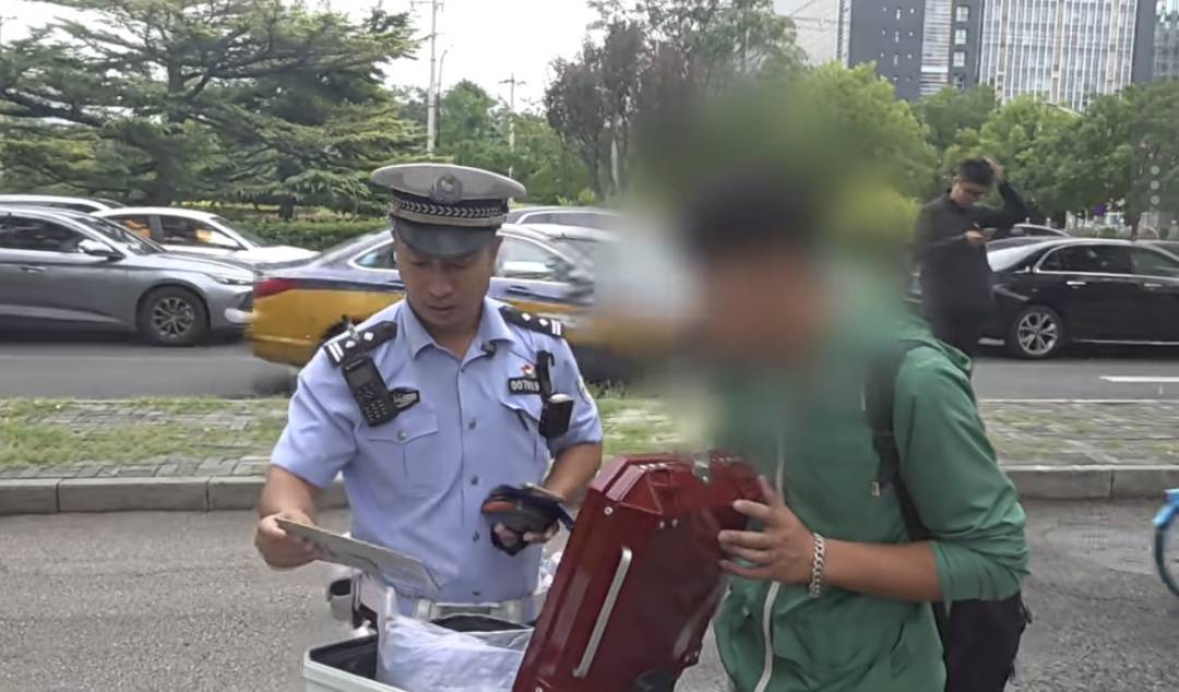 皇冠信用網去哪里弄_“你明白吗？”北京街头一驾驶员连怼交警皇冠信用網去哪里弄！交警：我不明白