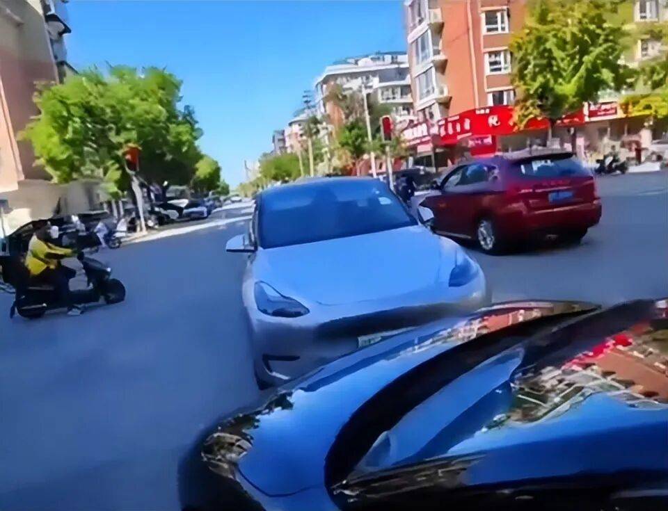 皇冠信用網代理_十字路口两车“顶牛”引发拥堵皇冠信用網代理，其中一司机自称公安！丹东公安回应→