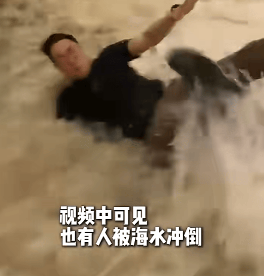 皇冠信用网押金多少_香港一酒店大门被海水冲破皇冠信用网押金多少，海水倒灌有人被冲倒，涉事酒店：未造成伤亡，仍在营业