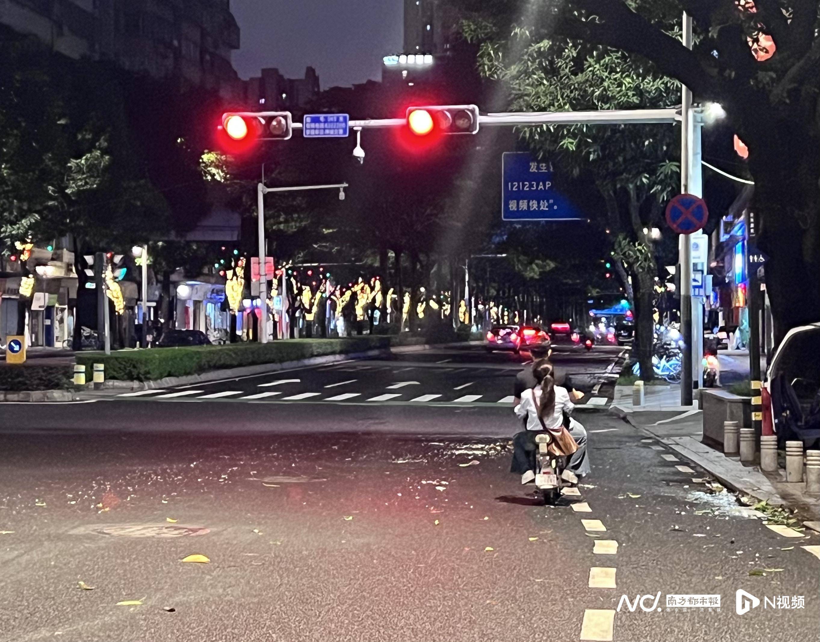 皇冠信用網出租足球_佛山官宣解除“五停”后两小时内皇冠信用網出租足球，我们在街头看见