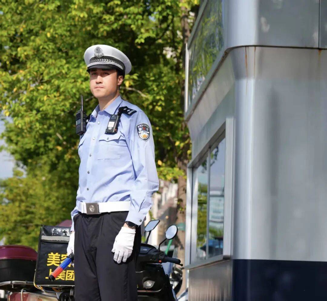 皇冠信用代理出租_杭州1米99“大长腿”交警火出圈皇冠信用代理出租，本人回应：不要关注我，这群人更了不起