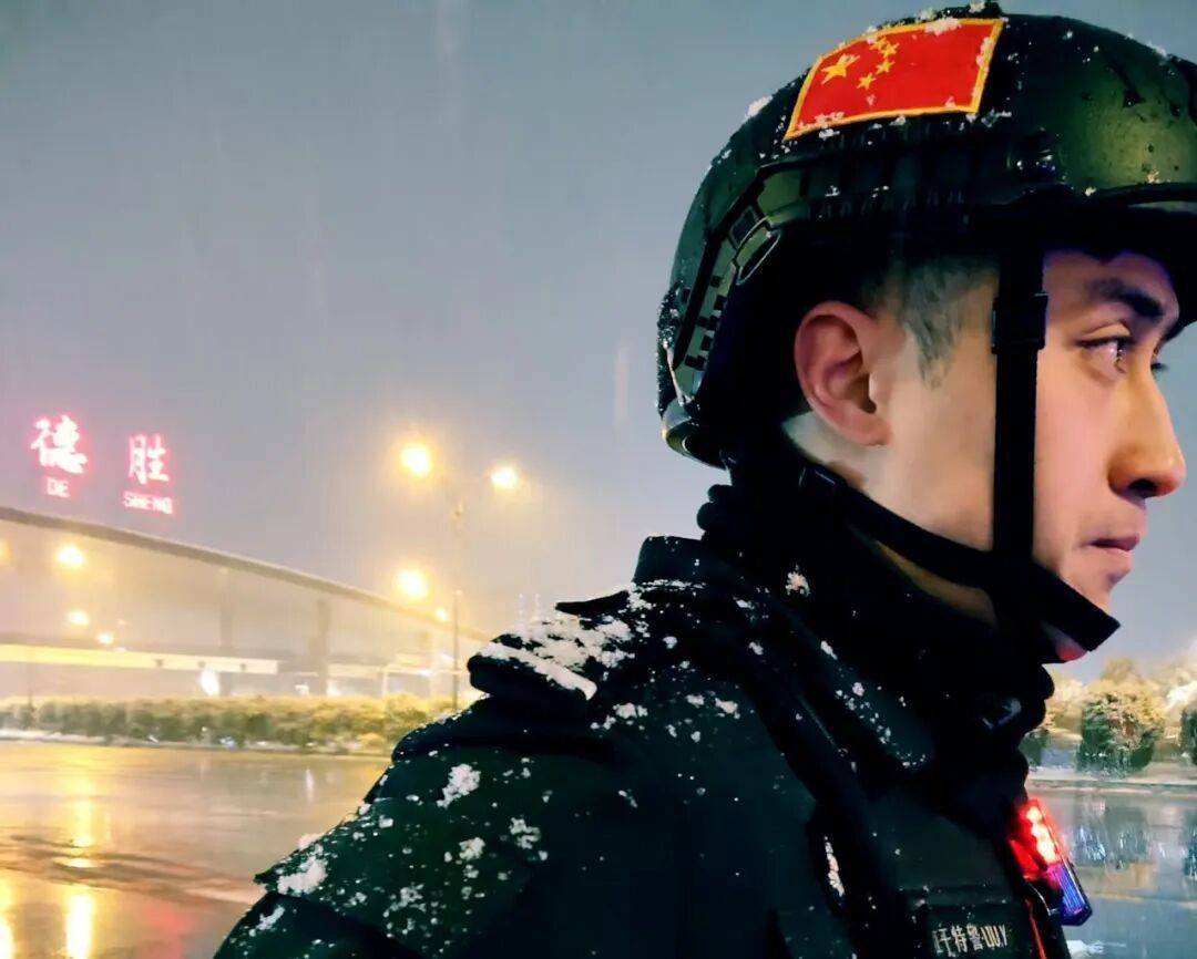 皇冠信用代理出租_杭州1米99“大长腿”交警火出圈皇冠信用代理出租，本人回应：不要关注我，这群人更了不起