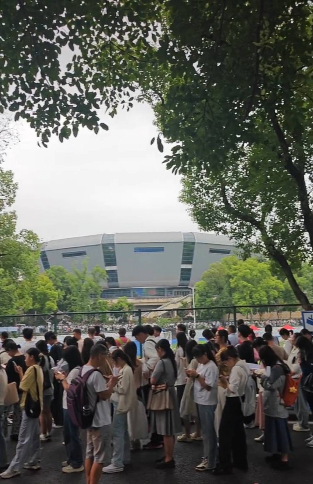 皇冠会员如何申请_成都市在西南大学招聘数百名教师皇冠会员如何申请，考生跑步进场引热议，校方：活动时间短，多面会匆忙