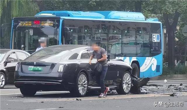 皇冠信用网如何申请_知名车评人陈震开劳斯莱斯发生车祸？交警：事故发生在下午3时许皇冠信用网如何申请，正处理中