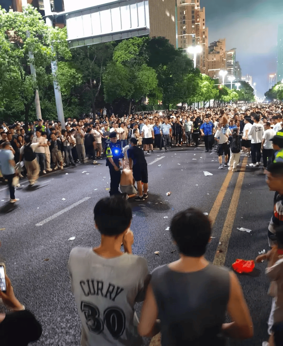 体育皇冠信用網_事发南昌闹市区街头！男子手拿折扇却被看成持刀体育皇冠信用網，被路人踹倒抓进派出所，当事人：至今都是懵的