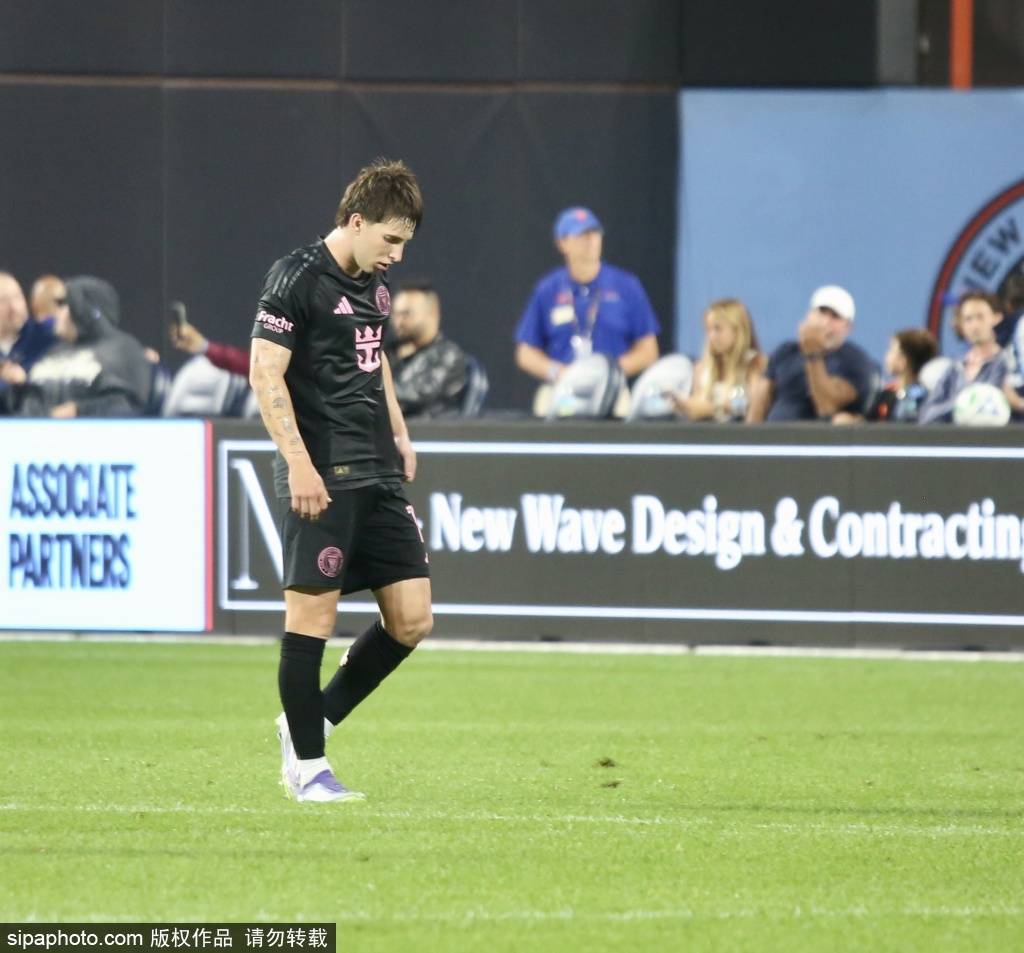 皇冠信用登123出租_邓弗里斯被换下后的不满与齐沃的回应：愤怒是球员的动力源泉