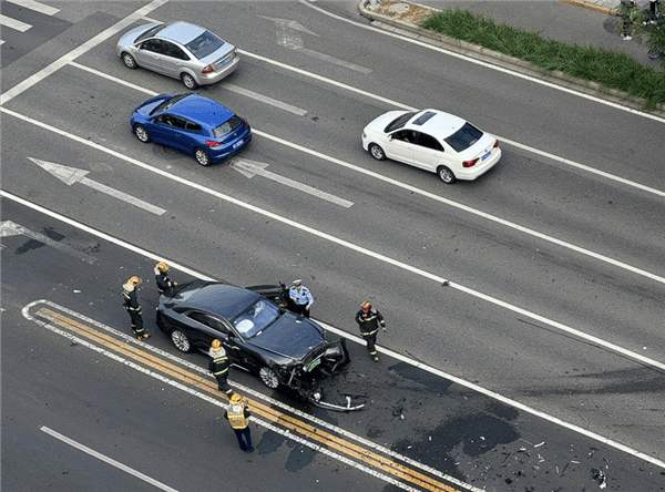 皇冠信用网如何申请_陈震谈劳斯莱斯车祸后续：对方为网约车皇冠信用网如何申请，已联系到伤者家属，会全力支付应该负担的赔偿