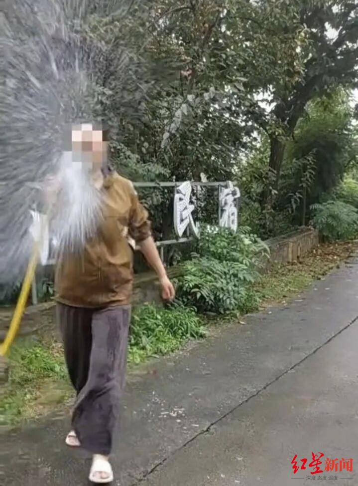 皇冠信用账号怎么开_游客景区内“捡板栗壳”与民宿老板起冲突皇冠信用账号怎么开，官方曾发文邀约捡板栗，景区称已处理完毕