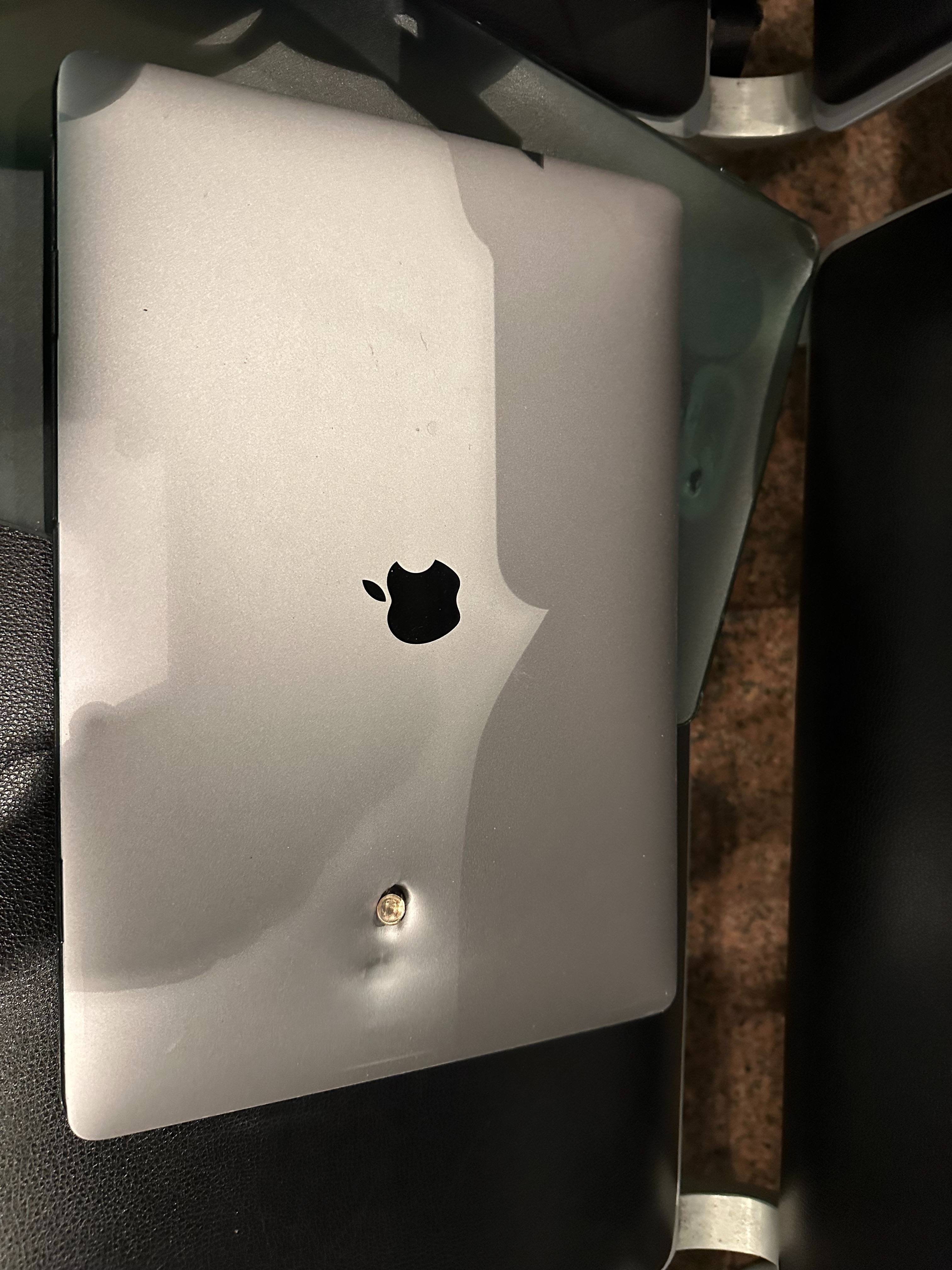 皇冠信用网会员申请_中国小伙在巴西遭持枪抢劫皇冠信用网会员申请，逃跑时对方开枪，事后发现子弹打进电脑：犯“禁忌”被盯上