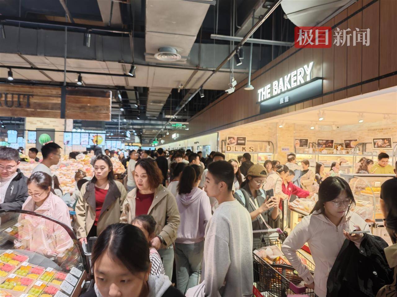 皇冠信用網賬號_中秋夜的新乡胖东来能有多少人？多个收银口排起长队皇冠信用網賬號，有顾客举着购物篮在人群中穿行