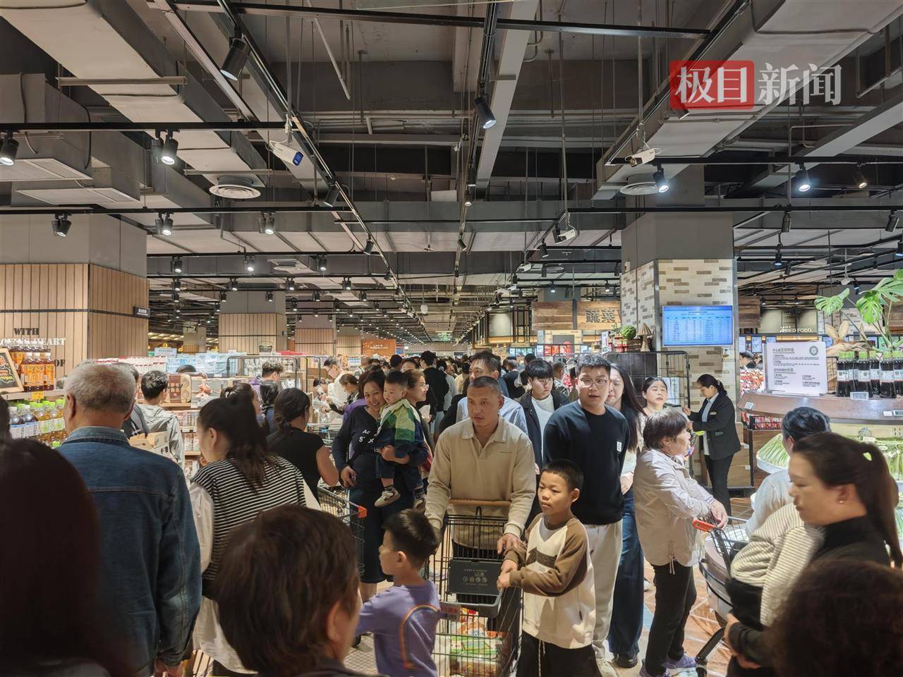 皇冠信用網賬號_中秋夜的新乡胖东来能有多少人？多个收银口排起长队皇冠信用網賬號，有顾客举着购物篮在人群中穿行