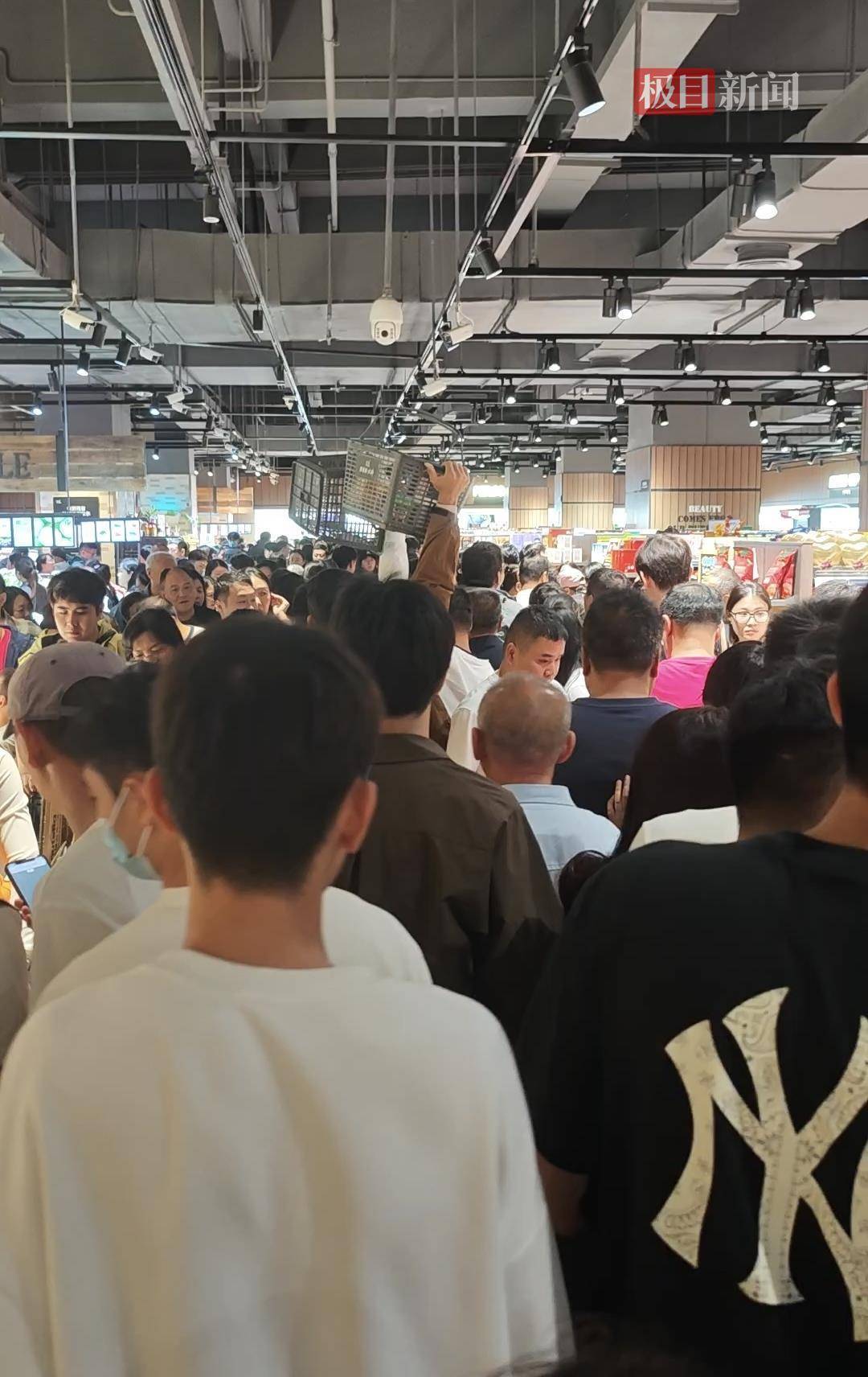 皇冠信用網賬號_中秋夜的新乡胖东来能有多少人？多个收银口排起长队皇冠信用網賬號，有顾客举着购物篮在人群中穿行
