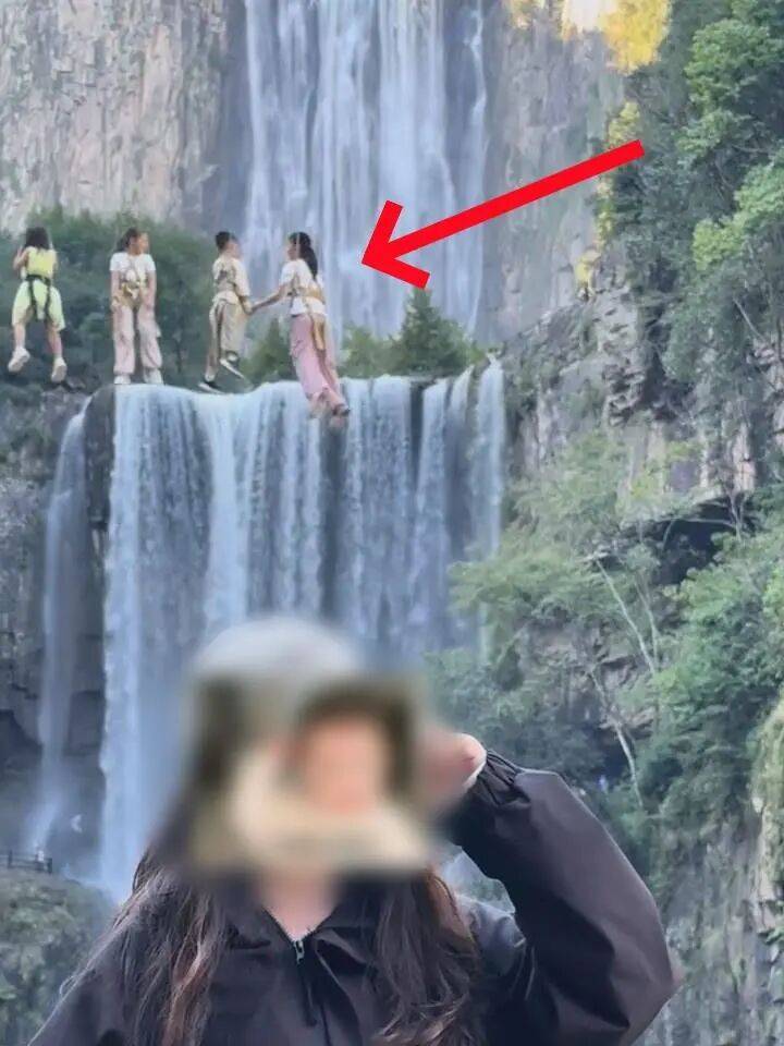 皇冠足球平台代理申请_女生瀑布前拍视频皇冠足球平台代理申请，空中突然飘来一排人