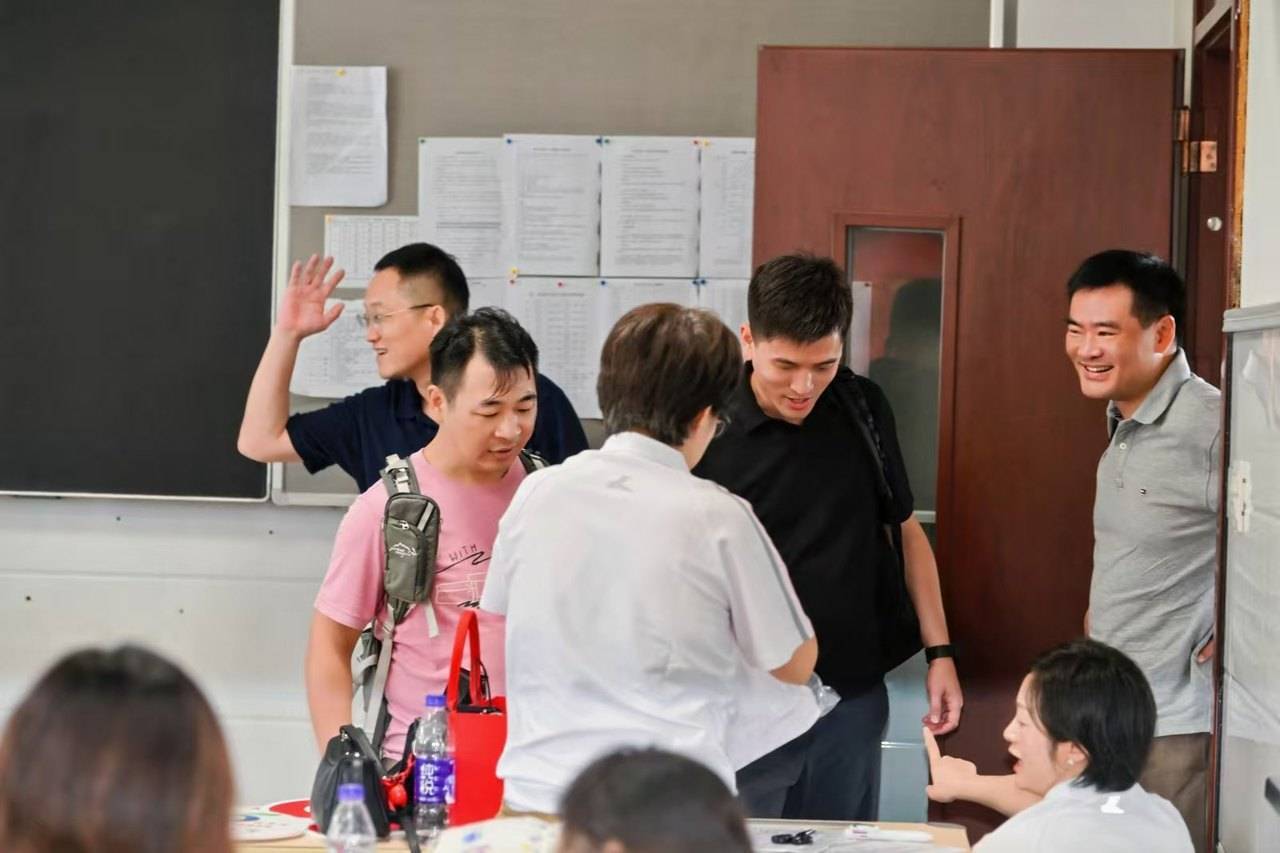 皇冠2登录welcome_那个让老师骄傲的“调皮”班级！30年同学聚会皇冠2登录welcome，还伴有一封来自贵州的感谢信