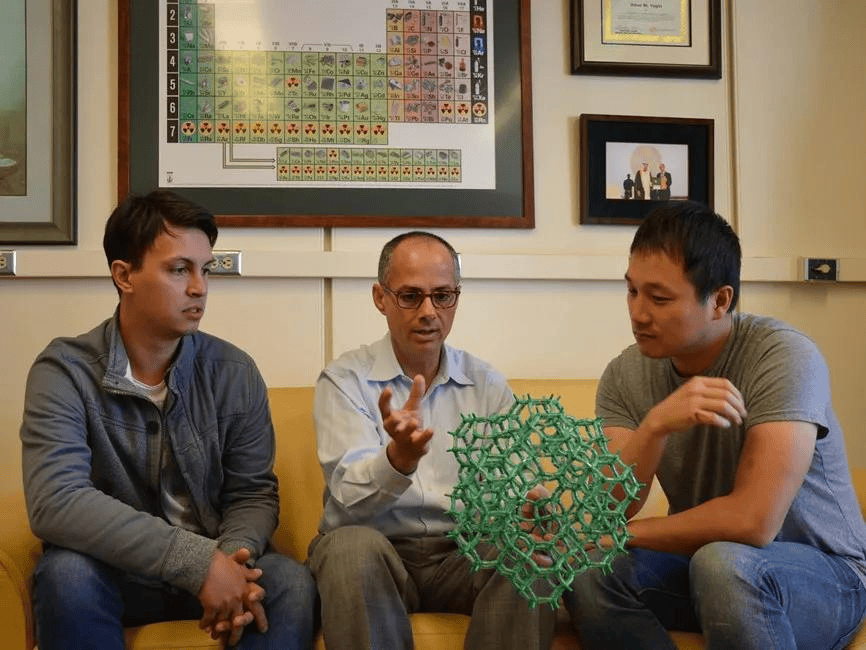 皇冠信用網登2代理申_三名科学家获2025诺贝尔化学奖：皇冠信用網登2代理申他们让沙漠空气也能“榨”出水