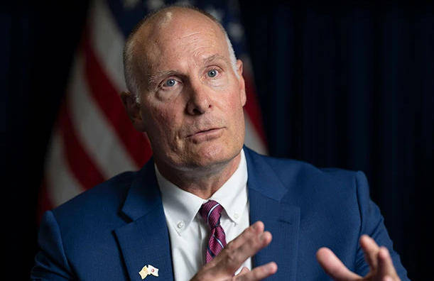 怎么注册皇冠信用網_美议员发癫：阿斯麦卖给中国芯片设备怎么注册皇冠信用網，损害美国利益