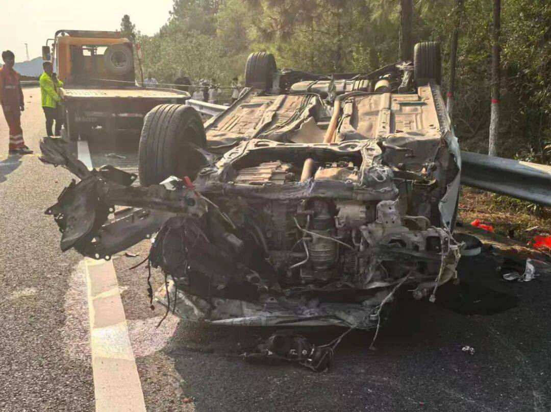 皇冠信用网在线注册_“我撒谎天打雷劈！”男子高速突然强行变道致翻车皇冠信用网在线注册，反诬赖对方