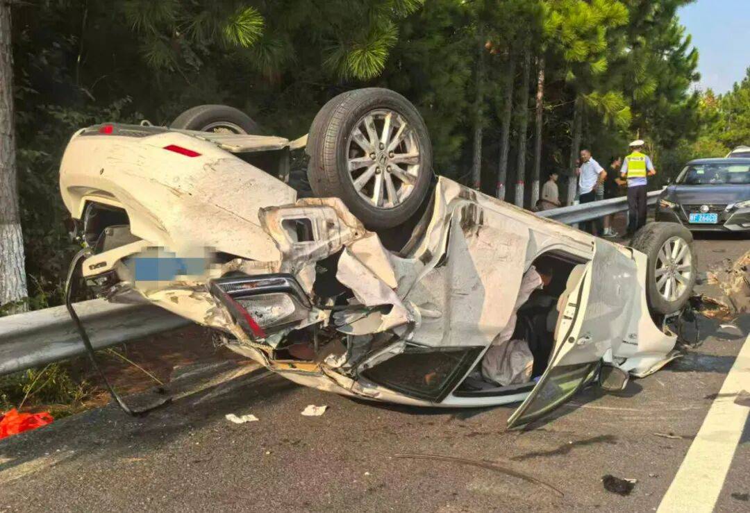 皇冠信用网在线注册_“我撒谎天打雷劈！”男子高速突然强行变道致翻车皇冠信用网在线注册，反诬赖对方