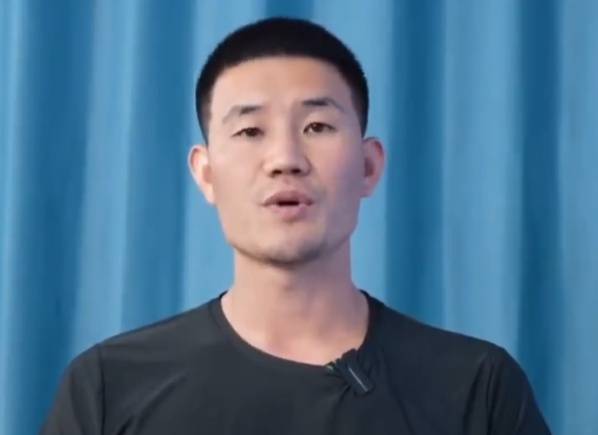 皇冠信用网代理_“嘎子”谢孟伟被执行超1400万；此前因穿警服带货被行拘7日皇冠信用网代理，释放后暂停直播带货