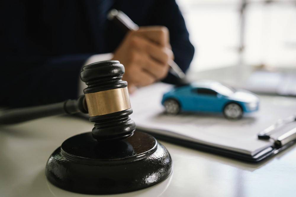 皇冠信用网足球代理_男子发现妻子出轨皇冠信用网足球代理，驾车撞死情夫撞伤妻子被判无期！死者家属索赔179万，判了