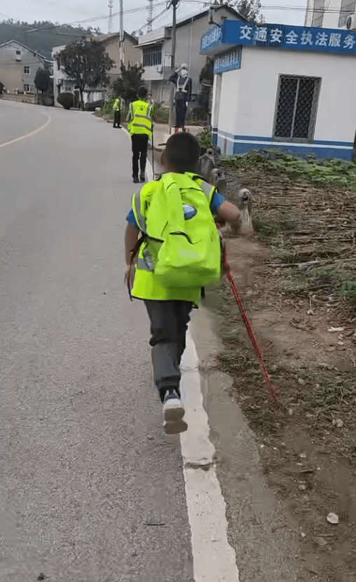 皇冠官网_湖北一男子辞掉月薪2万元工作皇冠官网，带9岁儿子徒步千里，计划60天走到山东……原因让人泪目