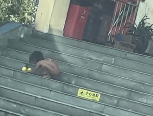 皇冠皇冠足球平台_四川一高速服务区现“野人小孩”？当地公安和妇联：有监护人陪伴皇冠皇冠足球平台，已经介入