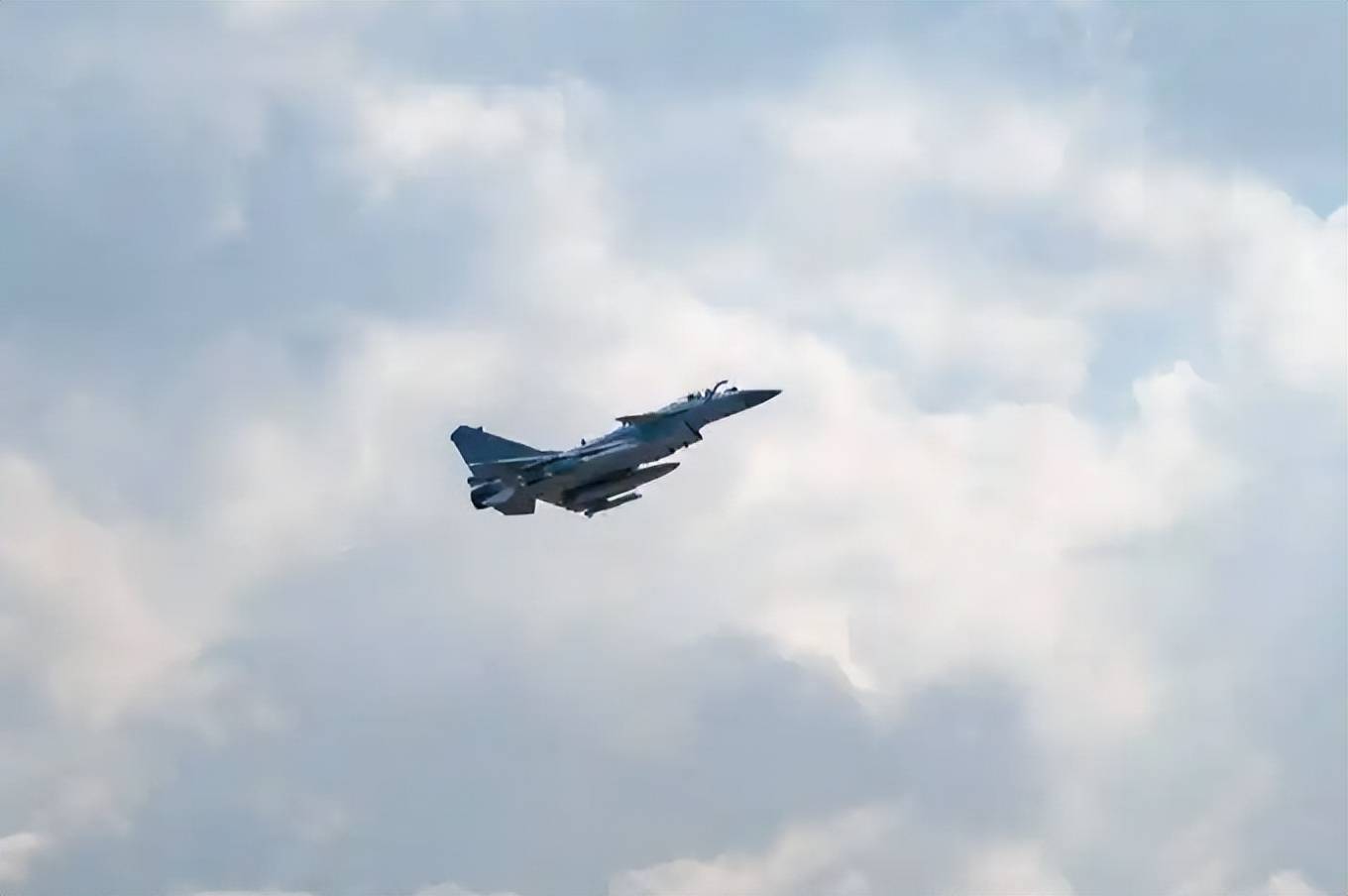 皇冠信用网如何申请_中国歼-10C机群飞越红海皇冠信用网如何申请，西方雷达竟毫无反应！印尼马上宣布采购42架