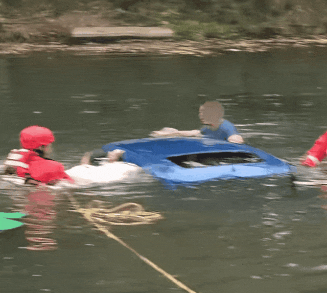 怎么开皇冠信用網_女儿被困坠河车内怎么开皇冠信用網，父亲借渔网撬门救女，关键时刻......