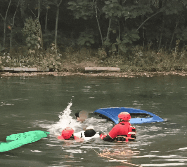 怎么开皇冠信用網_女儿被困坠河车内怎么开皇冠信用網，父亲借渔网撬门救女，关键时刻......