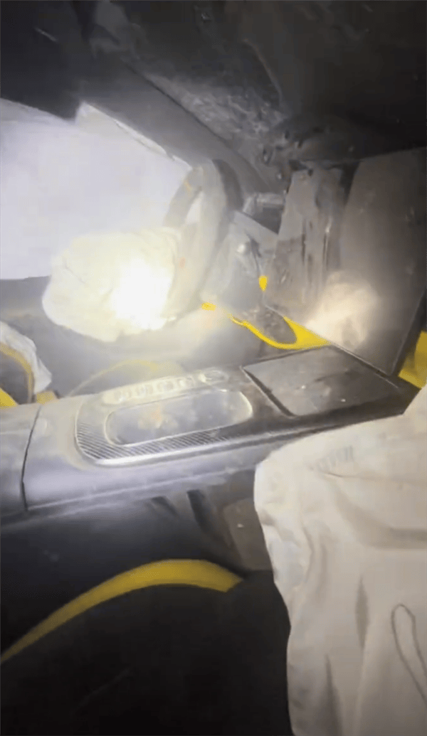 皇冠信用網在线开户_新疆一小米SU7 Ultra飞坡10多米翻滚多圈！车主发文：门能开皇冠信用網在线开户，没起火