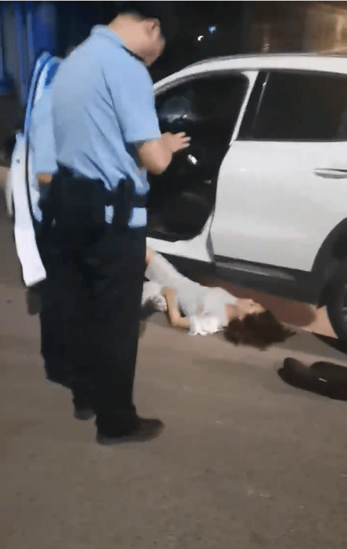 皇冠信用网平台出租_一男子凌晨听到两声呼救皇冠信用网平台出租，循声发现一女子在奔驰车外被白衣男勒昏！受害者：是受朋友之托借钱给白衣男，凌晨被骗至偏僻处遭非礼！