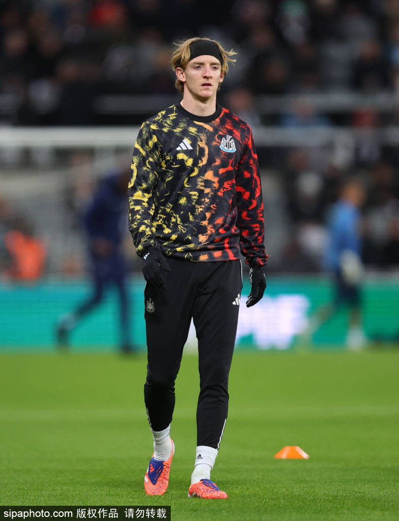 足球平台出租_阿森纳小将安努斯的青训之路：从热刺到枪手的幽默与坚持