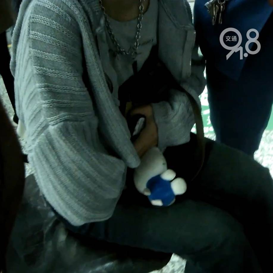 足球平台代理_杭州地铁内足球平台代理，女乘客突然崩溃大哭！紧接着……这一幕被拍下