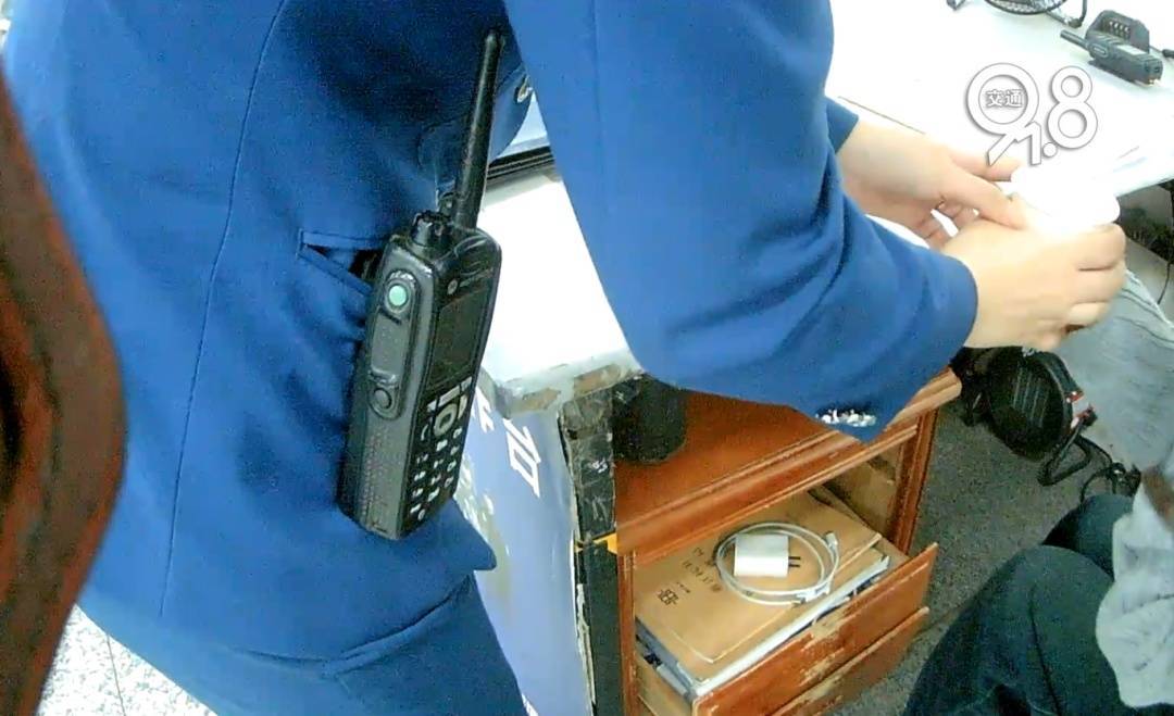 足球平台代理_杭州地铁内足球平台代理，女乘客突然崩溃大哭！紧接着……这一幕被拍下