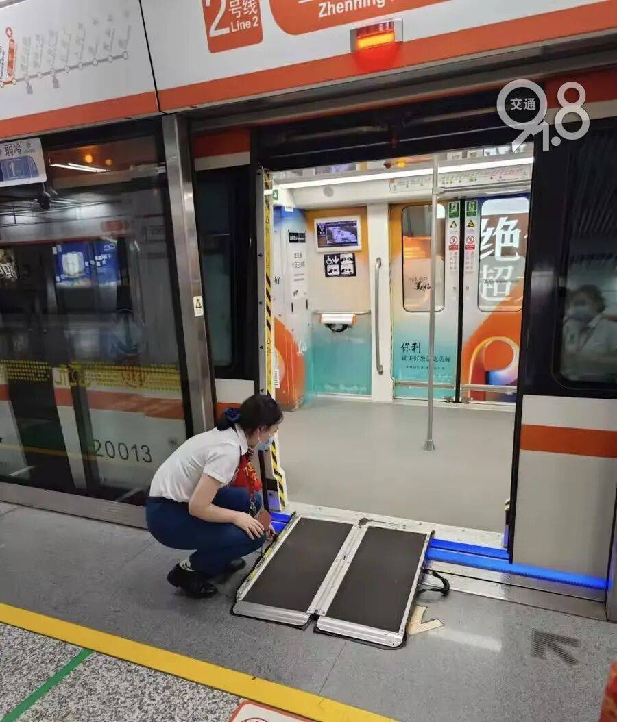 足球平台代理_杭州地铁内足球平台代理，女乘客突然崩溃大哭！紧接着……这一幕被拍下