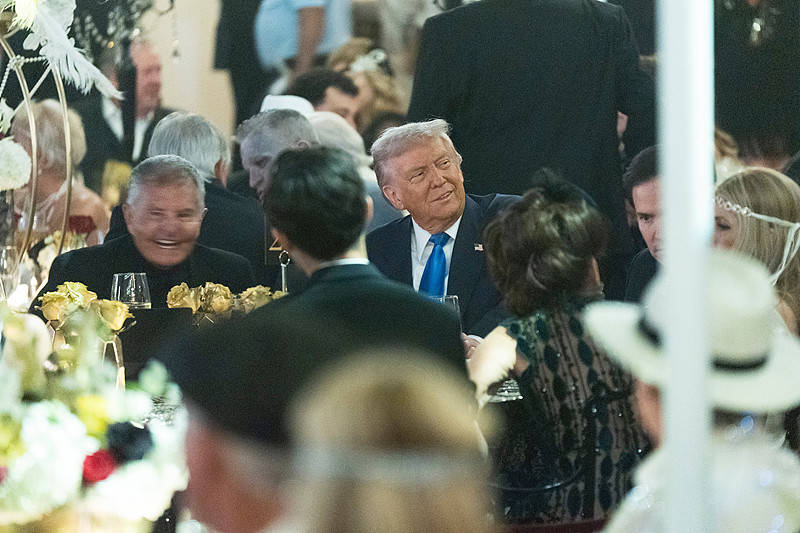 哪个网站可以买篮球_“了不起的特朗普”花天酒地哪个网站可以买篮球，4200万美国人却正挨饿