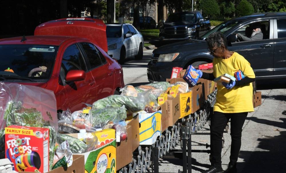 哪个网站可以买篮球_“了不起的特朗普”花天酒地哪个网站可以买篮球，4200万美国人却正挨饿